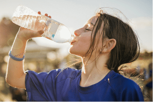 Uống nước khoáng mặn có tốt không? 